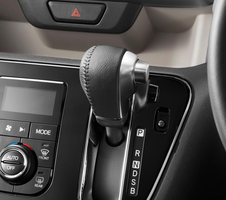 Детали интерьера Toyota Passo Moda 2018 года  (фото 5 из 7)
